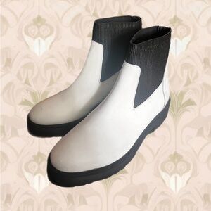 Oobash brand White Leather boots w/ black accents Size 9
